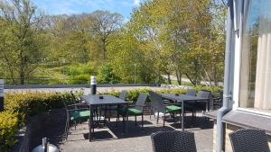 Terrasse i solskin hos Hotel Skandeborghus