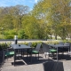 Terrasse i solskin hos Hotel Skandeborghus