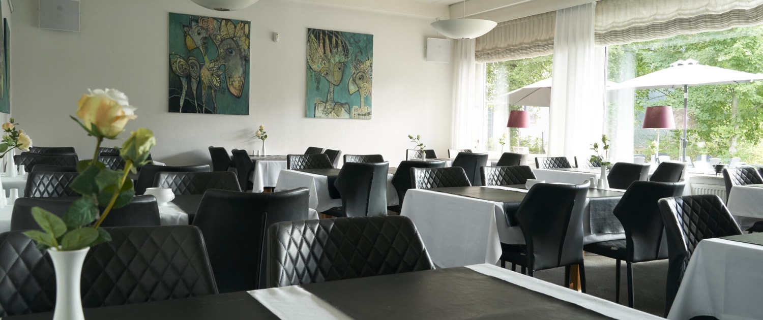 Restaurant på Hotel Skanderborghus er hyggelig og omgivet af natur