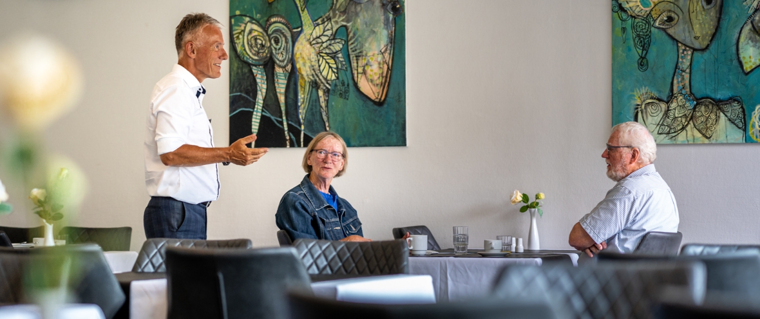 Claus snakker med gæster på Hotel Skanderborghus