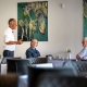 Claus snakker med gæster på Hotel Skanderborghus