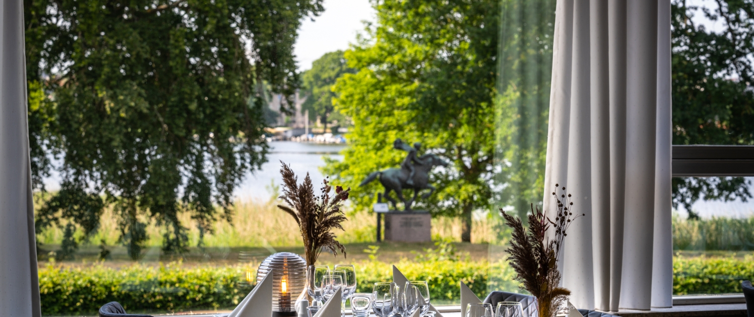 Kig til vand fra restauranten på Hotel Skanderborghus