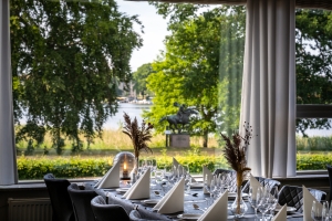 Kig til vand fra restauranten på Hotel Skanderborghus